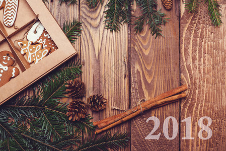 圣诞木头背景有壁树和姜图片