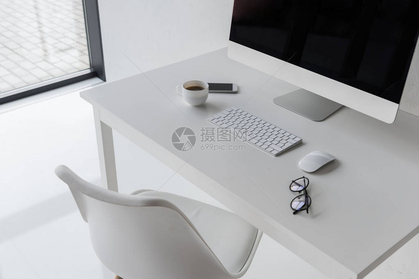 在现代办公室配备计算机白色墙壁和家具的现代化办公室内图片