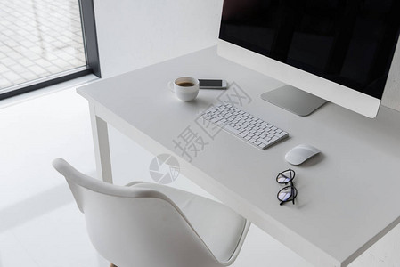 在现代办公室配备计算机白色墙壁和家具的现代化办公室内背景图片