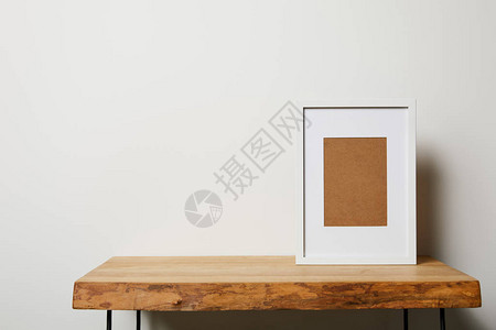 白色背景的木制表图片