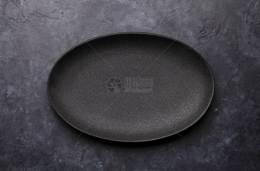 石桌上空的黑色陶瓷盘图片