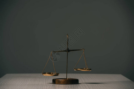 灰色木桌上的空正义天平背景图片