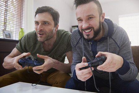 当他们还是个孩子的时候男人们一起玩电脑游戏图片