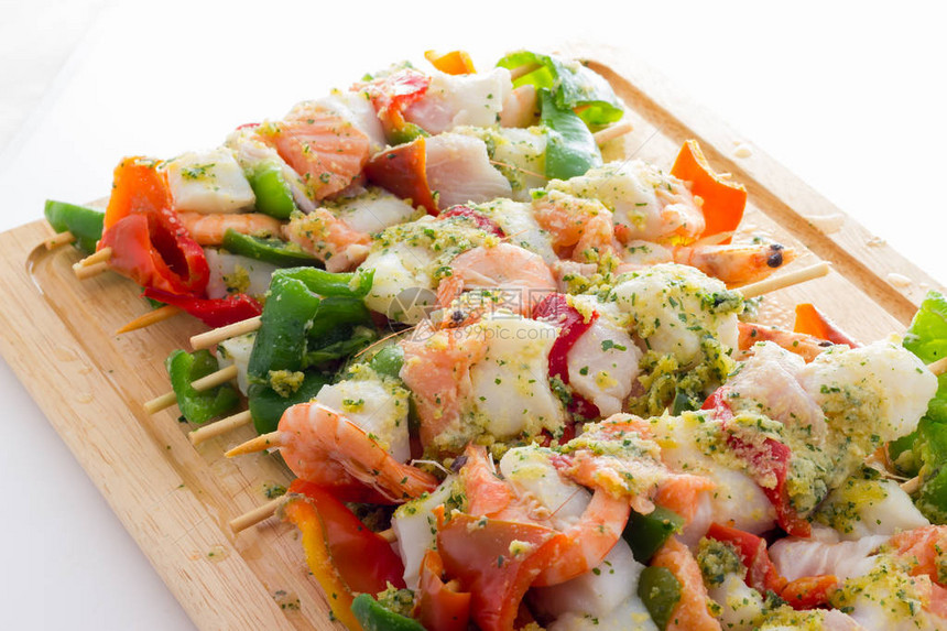 鱼和蔬菜烤肉串图片