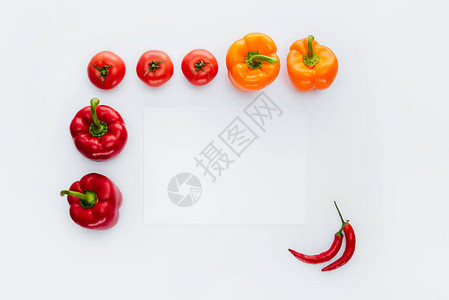 白色隔离的红色和橙色蔬菜框架的顶部视图图片