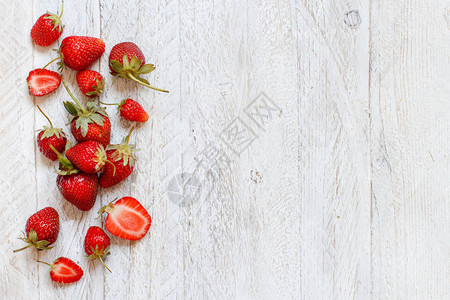 白色木桌顶视图上的草莓背景图片