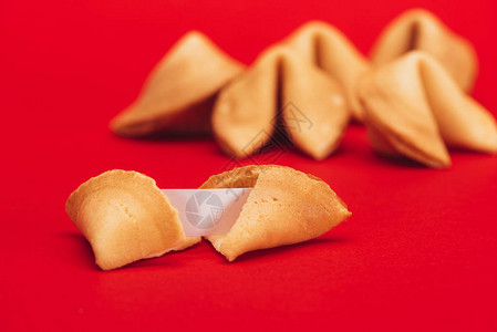 红色表面上的传统幸运饼干图片