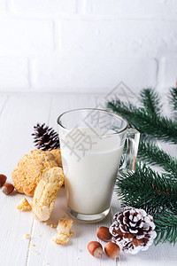 给圣诞老人的木本面饼干和牛奶杯图片