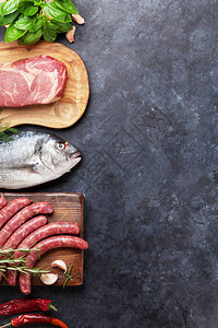 香肠鱼肉和原料烹饪石头桌上有复制图片