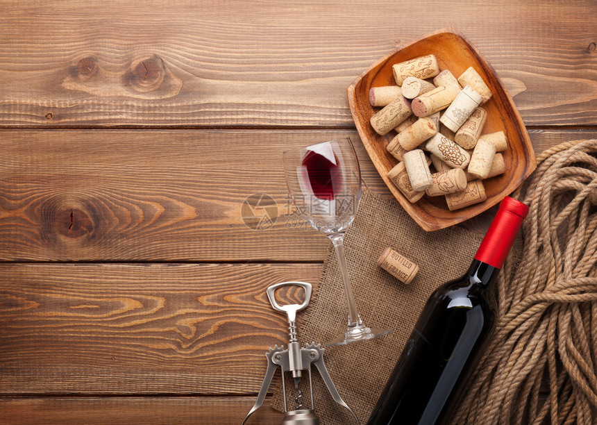 红酒瓶葡萄酒杯有软木箱和软木炉的碗图片