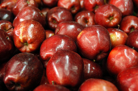 市场上展出的红苹果图片