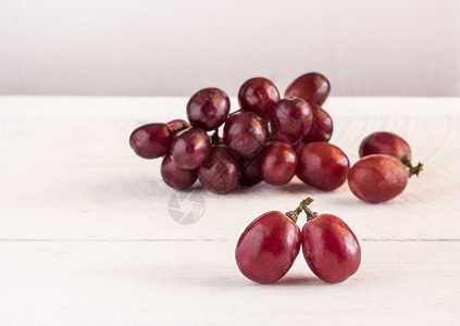 木桌背景上的红葡萄图片