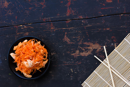 韩国沙拉由红洋葱加红胡萝卜鱼酱和筷子制成图片