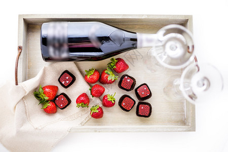 美味草莓和香槟松露巧克力图片