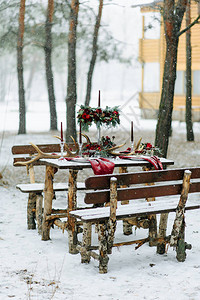 用红玫瑰装饰冬季婚礼图片