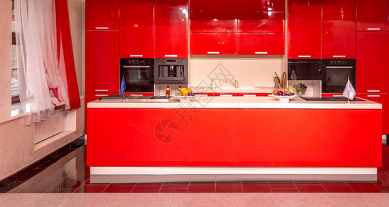现代闪亮的红色厨房图片
