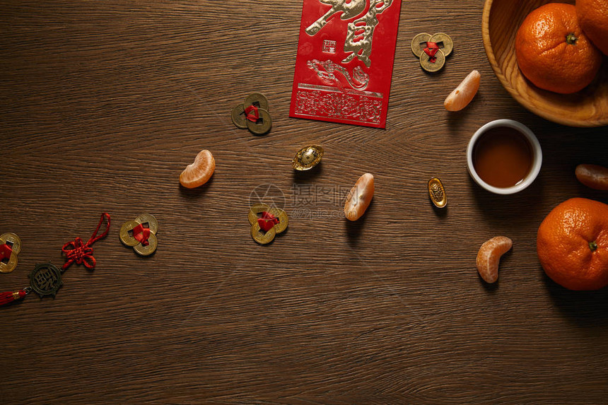 鲜熟成的橘子茶杯和木质表面装饰金图片
