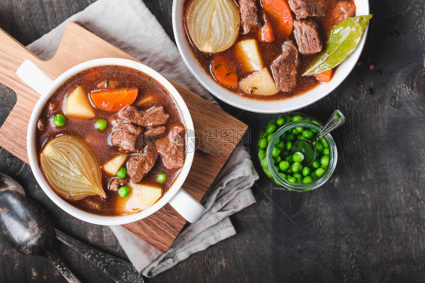 炖牛肉土豆胡萝卜胡椒香料青豆图片