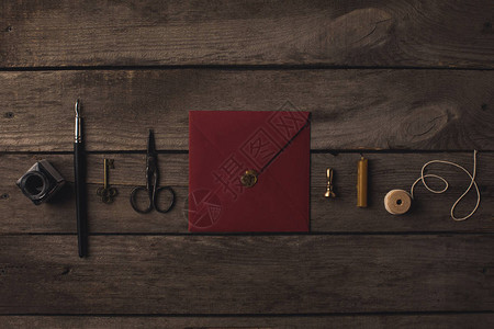乡村木桌上红包与装饰工具的组合图片