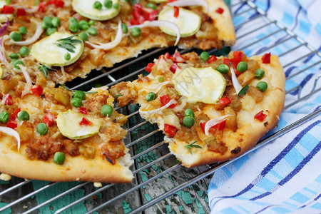 素食披萨配西葫芦青豆和辣椒图片