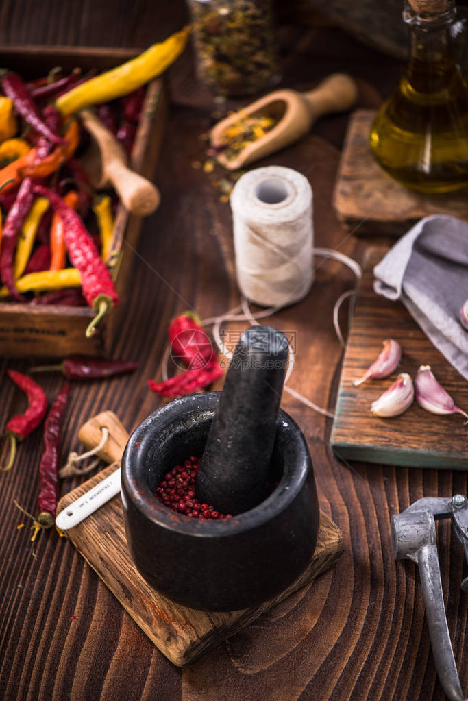 石臼或研磨机中的红辣椒图片