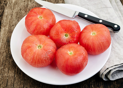 白盘子上的焯过的西红柿高清图片