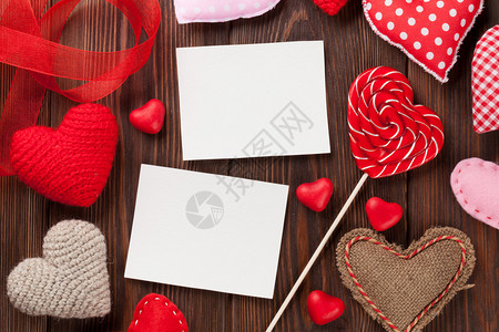木制背景上方的情人日心糖果和照片框带有复制空图片