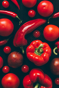 红色西红番茄铃辣椒和桌上辣图片