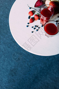 玻璃杯中的有机红滑雪和桌上新鲜成图片