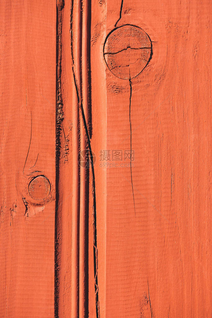橙色木栅栏上闭着有裂缝图片
