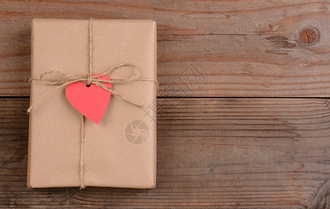 一张普通的棕色纸包裹着情人节礼物的高角度视图图片