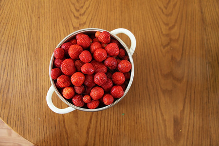 盘子桌上有草莓碗里有红果子桌子上图片