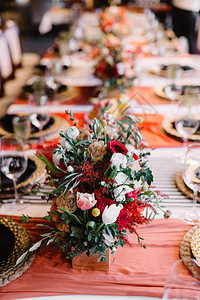 令人赞叹的意大利风格宴会桌上摆着可爱的玫瑰毛茛橄榄枝和其他鲜花图片