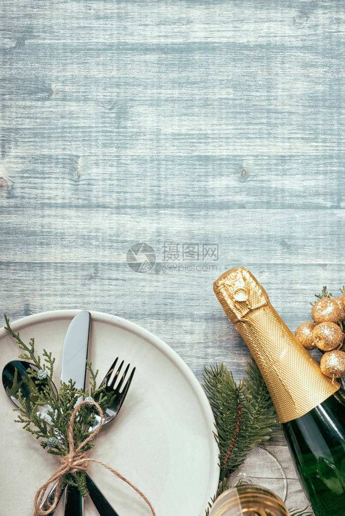 空板玻璃餐具一瓶香槟和装饰品图片