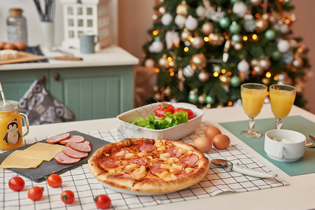 圣诞餐桌上的芝士披萨图片