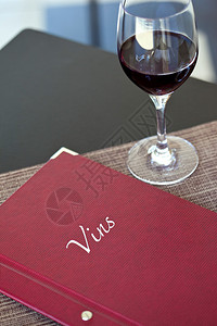 餐厅里的一杯红酒和单背景图片