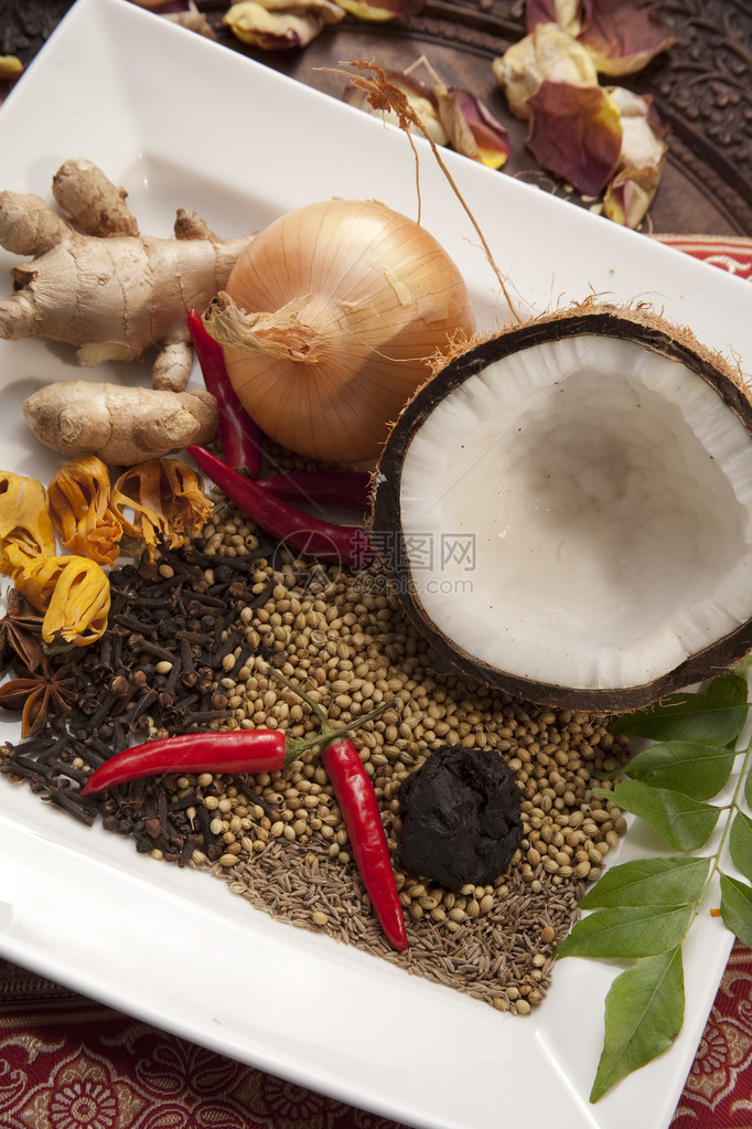 印度菜肴中使用的香料和配料的集合图片