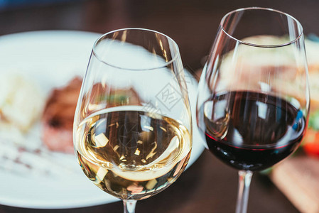 餐厅桌上两杯红酒和白酒两图片