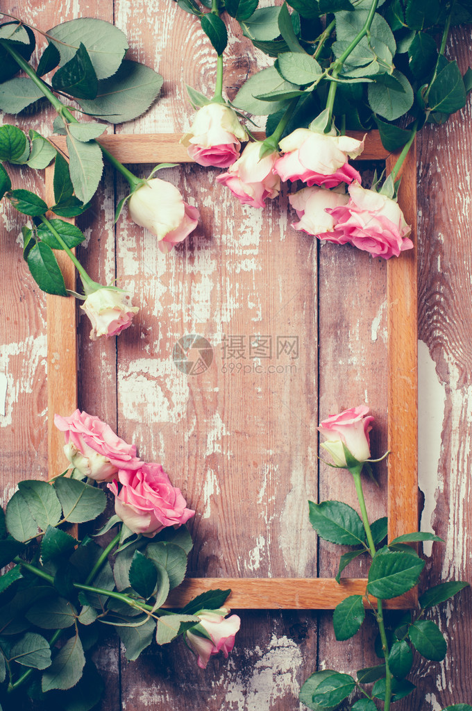 粉红玫瑰花束和旧板背景上的木图片