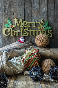 木制背景上的圣诞和新年装饰图片