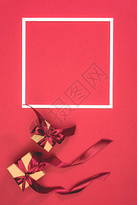 红色表面礼品盒和框图片