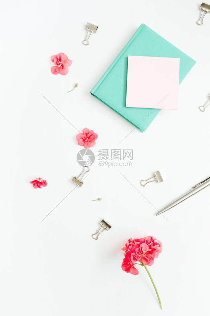 平躺时尚办公桌女工作区与红色花朵配饰白色背景上的薄荷日记顶图片