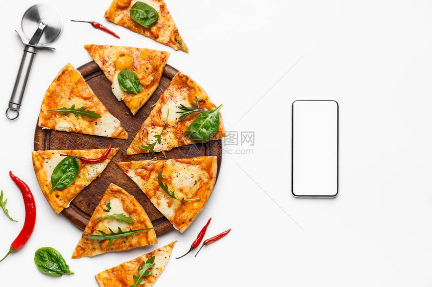 送食物披萨片和智能手机白底图片