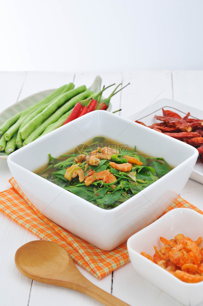 白盘上的咖喱蔬菜泰国菜图片