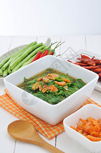 白盘上的咖喱蔬菜泰国菜图片