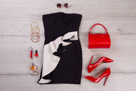 服装感的女人黑色和红色的衣服小黑裙是女背景图片