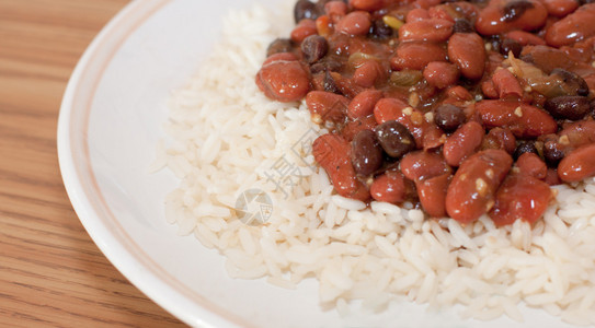 黑豆和芸豆放在盘子里的米饭上图片