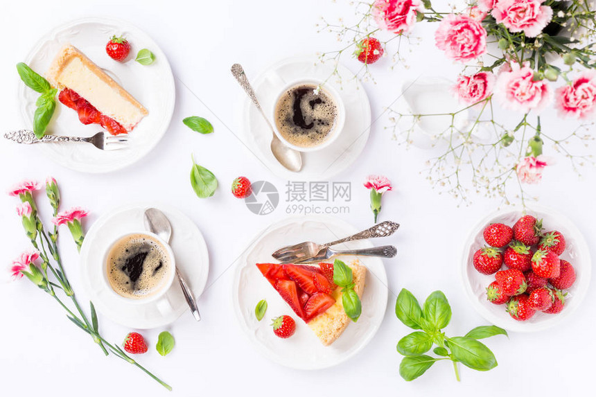咖啡美味的自制草莓芝士蛋糕和白花铺图片
