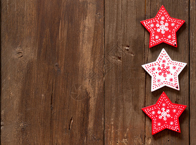 木制背景上的圣诞红色和白色星图片