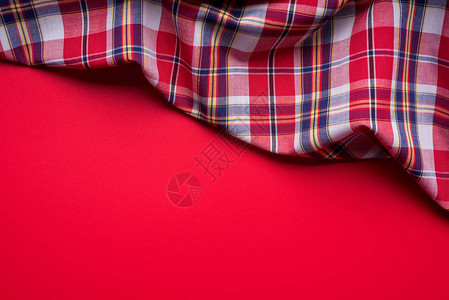 红色背景上的红色格子织物图片